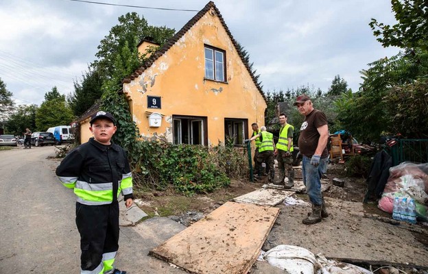 Pan Józef miał szczęście, jego dom się ostał na niszczycielskiej trasie wody z przerwanego wału