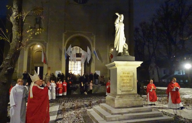 Poświęcenia odnowionej figury Chrystusa i jawnogrzesznicy dokonał 3 grudnia 2022 r. kard. Kazimierz Nycz