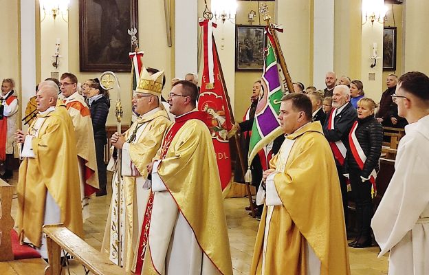 Biskup Marek Mendyk z asystą w kościele św. Franciszka z Asyżu w Wałbrzychu