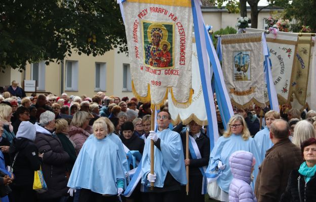 Członkowie Żywego Różańca i Apostolstwa Margaretka z całej diecezji pielgrzymowali dziś do sanktuarium Matki Bożej Cierpliwie Słuchającej w Rokitnie