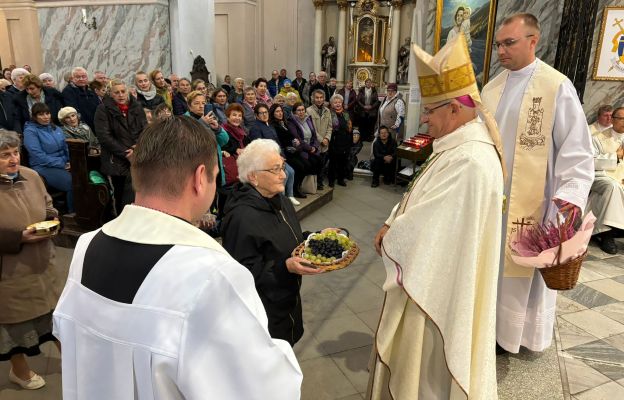 Bp Marek Mendyk przyjmuje dary ofiarne