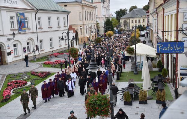 Procesja różańcowa w Reszowie