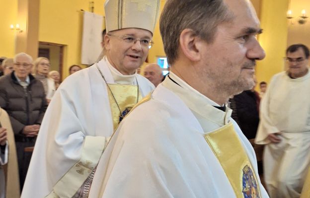 Obecny proboszcz O. Bronisław Staworowski OFMConv oraz bp Tadeusz Lityński