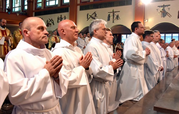 Z wiary
i zapatrzenia
w Jezusa
czerpią moc
do posługi