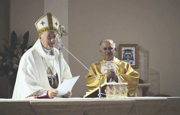 Po Mszy św. bp Jeż wręczył proboszczowi,
ks. Koszykowi, dokument potwierdzający
akt dedykacji