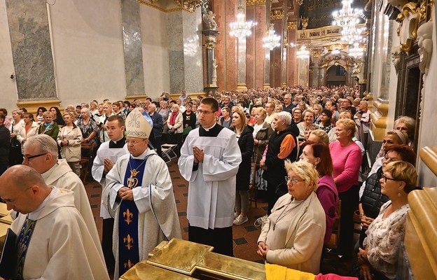 Uroczyste wejście na Eucharystię do bazyliki jasnogórskiej