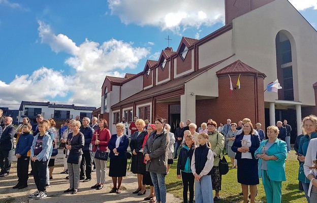 Na początku uroczystości przed kościołem poświęcono krzyż misyjny