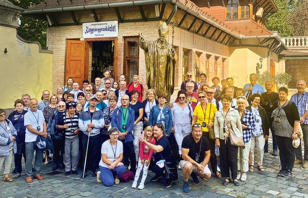 Przed pomnikiem św. Jana Pawła II w Mariabesnyo