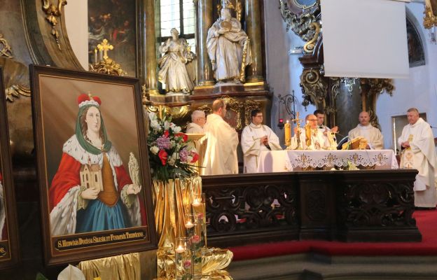 Eucharystia w czasie pielgrzymki kobiet do grobu św. Jadwigi Śląskiej