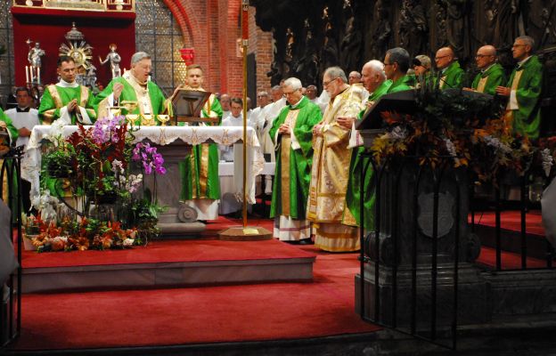 Eucharystię sprawowali biskupi z całej metropolii wrocławskiej na czele z abp. Józefem Kupnym. 