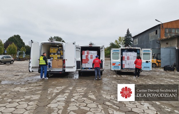 Busy z pomocą od Caritas codziennie wyruszają w drogę