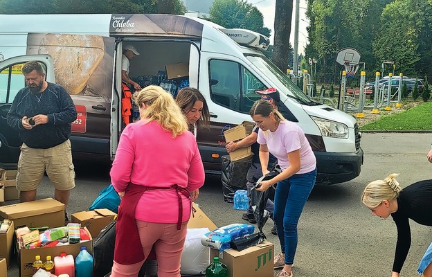 Pracownicy i wolontariusze przemyskiej Caritas przygotowują transport dla poszkodowanych