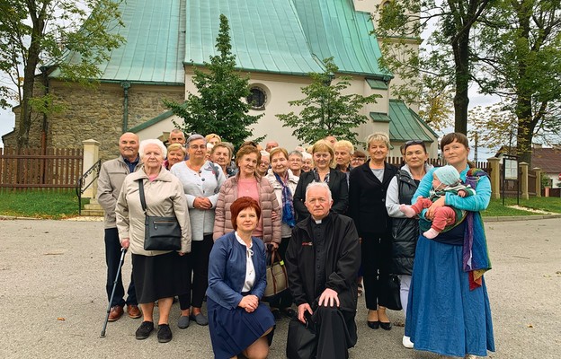 Przedstawiciele róż różańcowych z Łazan z proboszczem, ks. Stanisławem Wciślakiem