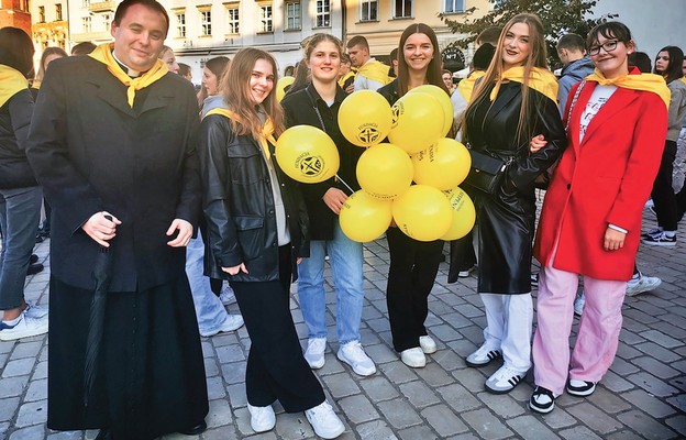 Na Rynku Krakowskim stypendyści, tu ze swym duszpasterzem ks. Michałem Grzesiakiem, rozdawali pamiątkowe balony