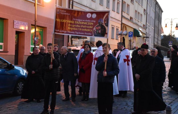 Pielgrzymi wyruszyli z trzebnickiego Rynku