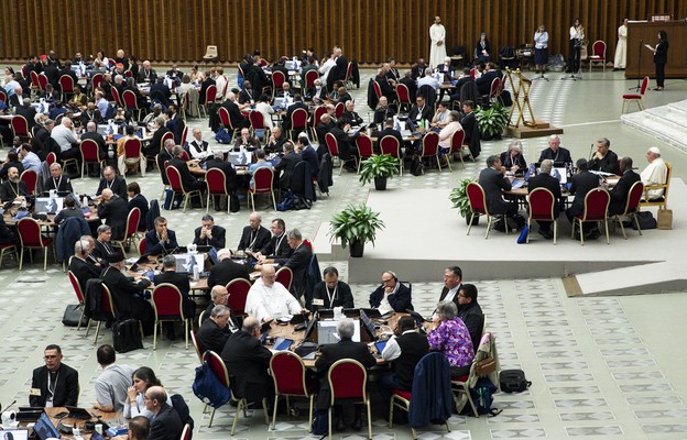 Papież Franciszek przewodniczy modlitwie XVI Zwyczajnego Zgromadzenia Ogólnego Synodu Biskupów w Auli Pawła VI w Watykanie