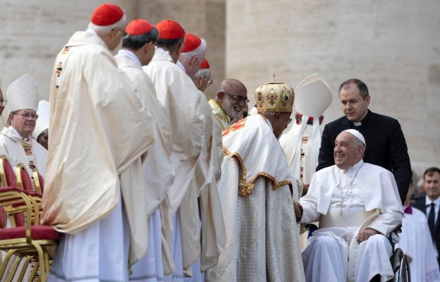 Papież Franciszek witający się z hierarchami