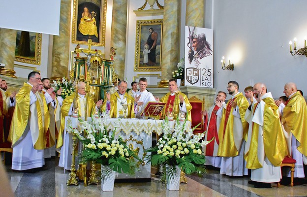 Biskup Marian Rojek przewodniczy dziękczynnej Eucharystii