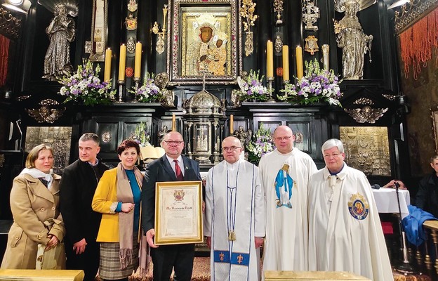 Proboszcz ks. Krzysztof Koprowski i wójt Gminy Harasiuki Krzysztof Kiszka
zawierzają Parafię Matce Bożej