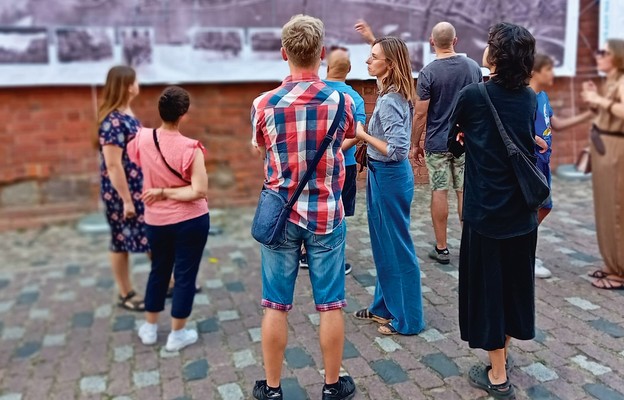 Ewelina oprowadza po warszawskim Starym Mieście uczestników stażu formacyjnego