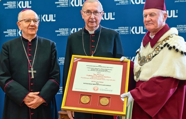 Przekazanie medalu abp. Stanisławowi Gądeckiemu