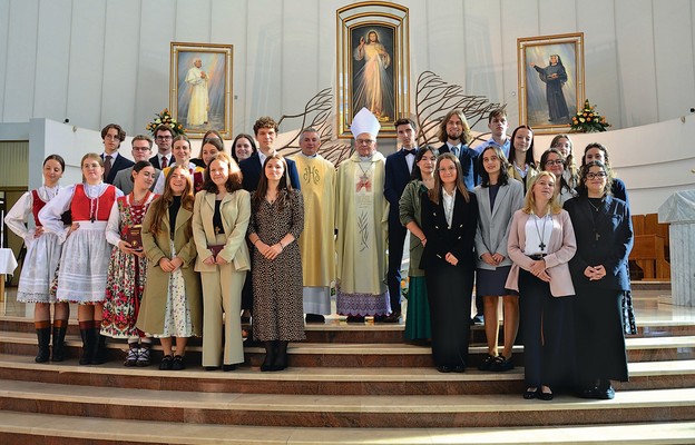 Nowi moderatorzy i animatorzy Grup Apostolskich RAM Archidiecezji Krakowskiej z ks. Stanisławem Olszówką i ks. Marcinem Rozmusem