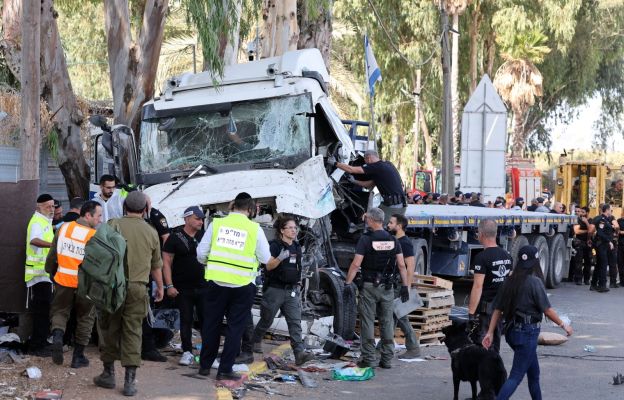 Zamach? Ciężarówka wjechała w przystanek autobusowy