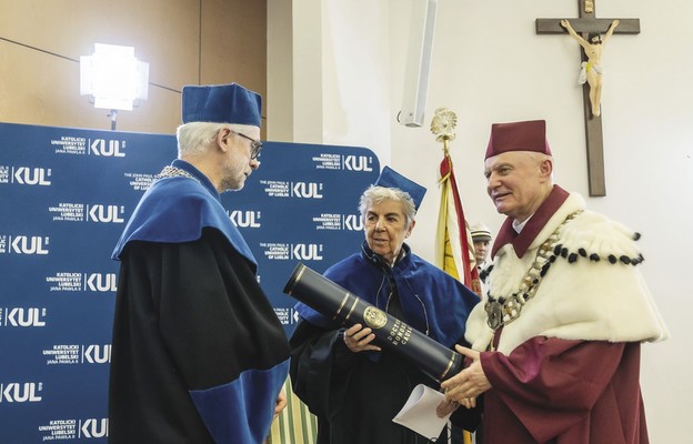 Na zdjęciu od lewej: dziekan Wydziału Nauk Humanistycznych dr hab. Dariusz Skórczewski, prof. Chantal Delsol i rektor KUL ks. prof. Mirosław Kalinowski