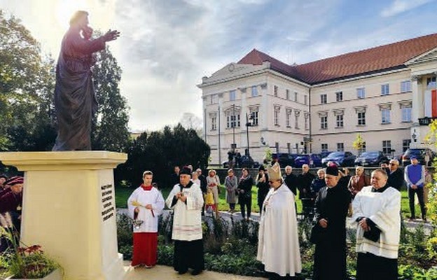 Przed wejściem do ogrodu stoi wykonana z brązu figura św. Józefa