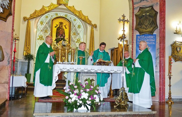 Liturgii przewodniczył ks. prał. dr Tadeusz Pajurek