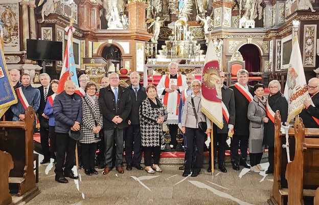 Ks. Zbigniew Bartosiewicz i przedstawiciele rady oddziału powiatu świdnickiego NSZZ „Solidarność” uroczyście wnieśli relikwie błogosławionego do katedry