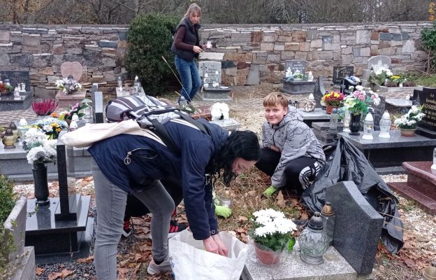 Szkoła Podstawowa w Piławie Górnej – Uczniowie i nauczyciele ze Szkolnego Koła Wolontariatu „Krzyśki” podczas akcji porządkowania zapomnianych mogił na lokalnym cmentarzu.