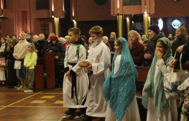 Święci przeszli w korowodzie do w kościoła NMP Królowej Pokoju na Popowicach