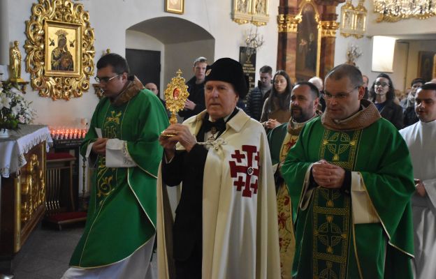 Relikwie wniósł do świątyni pan Stanisław Kibało, przedstawiciel ludzi pracy