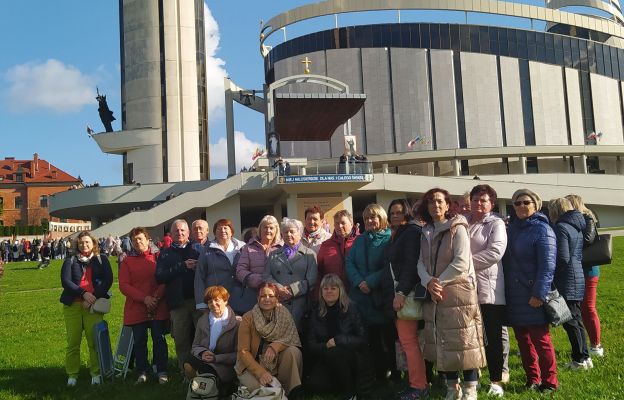 Grupa pielgrzymów z Cmolasu przed Sanktuarium w Łagiwenikach