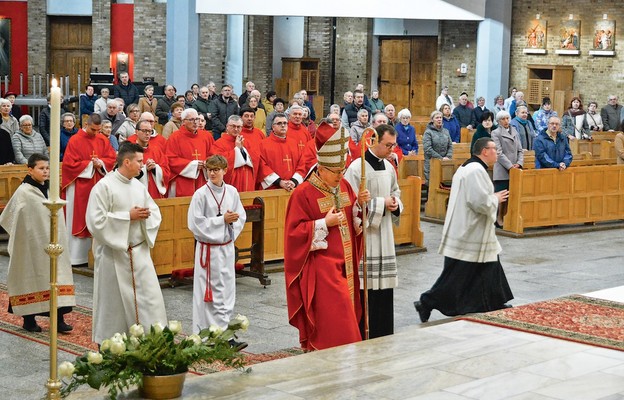 14 sierpnia ub.r. biskup legnicki podniósł świątynię do godności sanktuarium