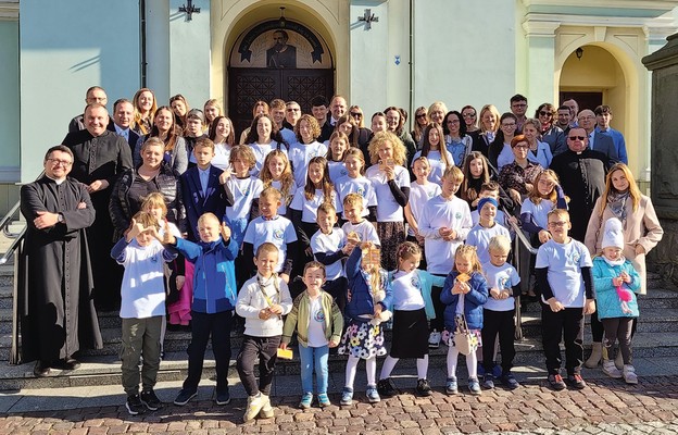 Misyjna Jutrzenka z kapłanami w dniu obchodów jubileuszowych