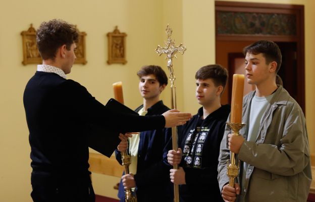 Przyszli ceremoniarze na próbie liturgicznej przed wieczorną Eucharystią