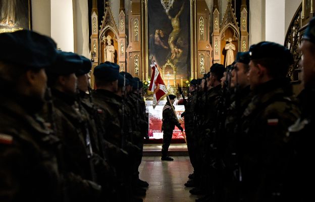 Msza św. w kościele Podwyższenia Krzyża Świętego z udziałem Wojska Polskiego