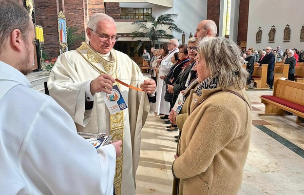 Wręczenie identyfikatorów członkom parafialnych zespołów synodalnych przez ks. prał. Rafała Kozłowskiego