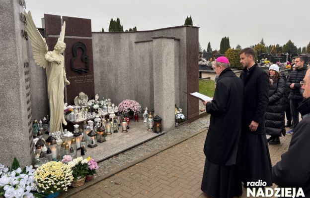 Przewodniczący KEP abp Tadeusz Wojda modli się przy Grobie Dzieci Utraconych w Łomży