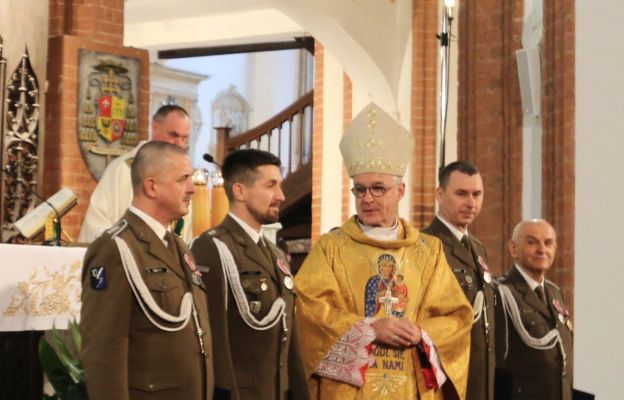 Bp Wiesław Lechowicz wyróżnił w symboliczny sposób medalem bł. ks. Jerzego Popiełuszki przedstawicieli garnizonu Wrocław za pomoc powodzianom