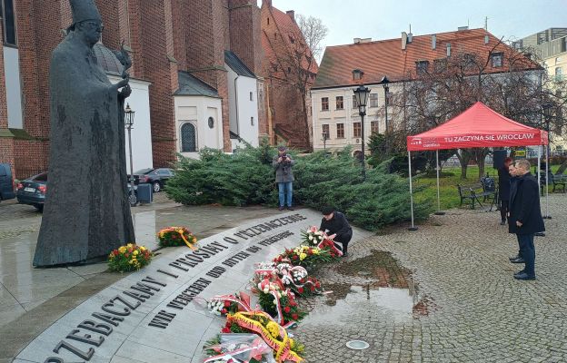 Kwiaty pod pomnikiem kard. Kominka złożył m.in. zarząd Fundacji Obserwatorium Społeczne.