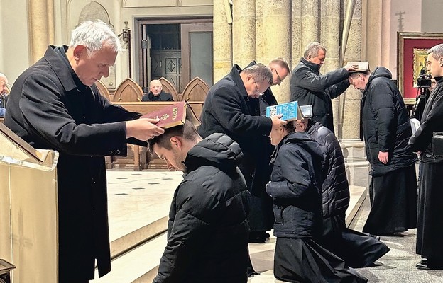 Nałożenie Biblii z modlitwą i ucałowaniem jako znak trwania przy słowie Bożym