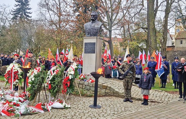 Rozpoczęcie uroczystości przy pomniku Marszałka Piłsudskiego w Lubinie