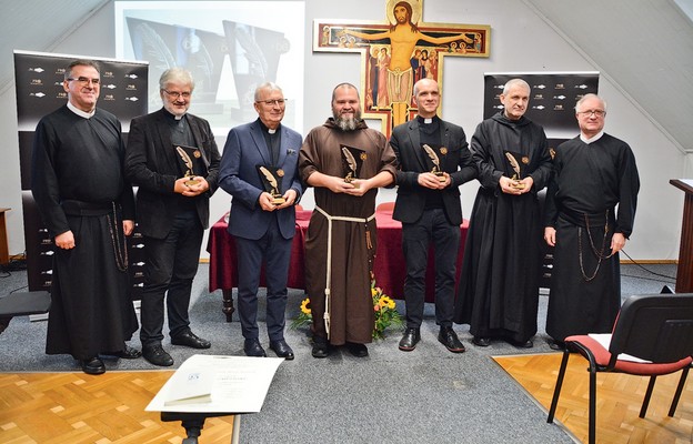 Na pamiątkowej fotografii stoją (od lewej): o. Sylwester Cabała, ks. Robert Skrzypczak, ks. Jerzy Szymik, br. Szymon Janowski, ks. Piotr Jutkiewicz, o. Konrad Małys i o. Piotr Koźlak