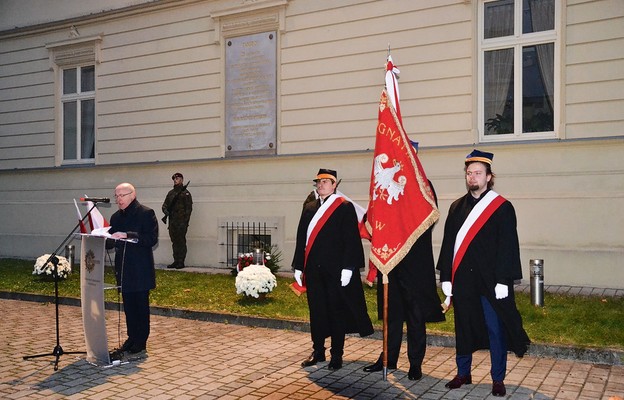 Pod tablicą pamięci przypomniano losy aresztowanych jezuitów