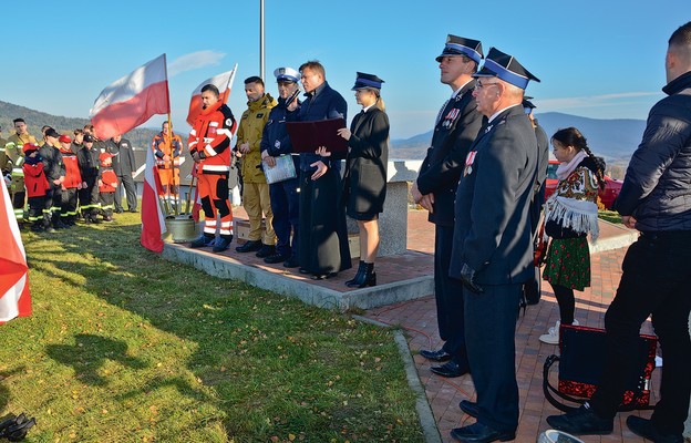 W Zaduszkach nad Zakopianką uczestniczyli m.in. przedstawiciele służb ratowniczych, tu z proboszczem Krzeczowa