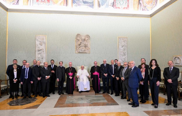 Papież Franciszek i delegacja wydawnictwa „La Scuola”