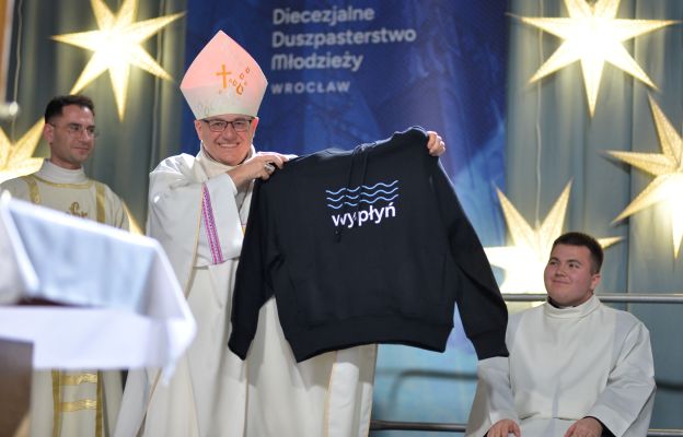 Bp Jacek otrzymał od młodych w prezencie specjalną bluzę.